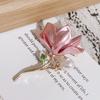 Broche Magnolia Polvo Claro Sentido Avanzado Lujo Ligero Accesorios para Ropa de Mujer de Alta Gama Cintura Ajustada Solapa Metida Alfiler para Ropa Joyería