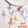 Chaveiro Criativo de Laço Oco de Liga com Etiqueta de Coração Colorida Pingente DIY Charme de Bolsa de Coração Feminino
