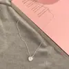 Colar com Pingente de Coração Rosa Doce para Mulheres, Simples e Fashion, Versátil Elegante Corrente para Clavícula Estilo Ins Colar Pequeno Fresco