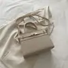 Elegante y a la moda, bolso nuevo de otoño 2026, simple y chic, con un diseño cuadrado retro, adecuado como bolso de hombro o bolso cruzado para mujer