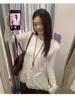 Camiseta Blanca de Manga Larga con Adorno de Encaje, Nuevo Estilo Otoño e Invierno 2025, Corte Ajustado, Moderna, Elegante, Top Versátil