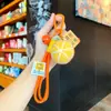 Colgante de ganchillo de felpa cosas buenas suceden lana tejida a mano caqui año nuevo bolsa de regalo pequeña llavero regalo