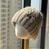 Gorro de Punto Grueso de Doble Capa para Mujer para Otoño/Invierno, Cálido Gorro de Lana con Protección para los Oídos, Versátil Casual, Afina el Rostro, Gorro para el Frío, Moderno