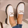 Zapatos Planos Bajos de Cadena Metálica Estilo Británico Retro para Exportación Otoño Suela Gruesa Slip-On Transfronterizos Talla Grande Pequeños Zapatos de Cuero para Mujer
