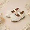 Sapatos de couro confortáveis e antiderrapantes para meninas, para apresentações de palco e festas, com uma tira decorativa e design baixo, sapatos infantis da moda estilo coreano