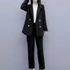 Elegante y estiloso conjunto de traje para mujer para primavera y otoño, con un blazer cruzado de solapa y pantalones de corte ajustado, un conjunto de dos piezas juvenil y profesional