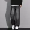 Calça jeans retro estilo americano de rua, cor cinza cimento, cintura elástica masculina, perna reta, lavada, modelagem solta, calça casual com silhueta fluida e pernas largas