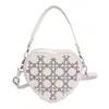Bolso de Verano para Mujer de Nicho con Remaches 2026 Nuevo Bolso Tipo Dumpling de Mezclilla Bolso de Hombro Cruzado de Moda Bolso con Forma de Corazón