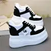 Novos Sapatos Casuais Brancos de Bico Redondo para Mulheres Outono 2026, Sapatos com Plataforma e Sola Grossa com Salto Interno para Mulheres Baixas, Sapatilhas Emagrecedoras