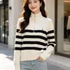 Suéter Tricotado Listrado com Pônei Bordado Meia-Zip Feminino 2026 Outono/Inverno Novo Casual Solto Emagrecedor Camada Base