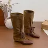 Botas Longas Aumento de Altura Sazonais Primeiro Encontro para Mulheres 2026 Novas Outono-Verão Super Estilosas Botas de Cano Alto com Tira Frontal Botas de Equitação