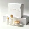 Cajas de regalo tipo libro con tapa abatible de alta gama hechas a medida, sets de productos cosméticos y para el cuidado de la piel, y cajas de regalo con relieve y estampado de lámina dorada.