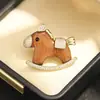Broche Fofo Versátil de Cavalo de Tróia de Madeira Broche Animal Exquisito Cravejado de Diamantes Broche Versátil Elegante de Signo do Zodíaco para Homens e Mulheres