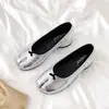 7550 Huizhou Yixinda Clássico Baixo Salto Bloco Detalhe Cavalo Bico Dividido Moderno Sapatilhas Tamanho Grande para Mulheres Slip-Ons
