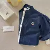 Camisa de Mezclilla Suave para Niños Otoño 2026 Nuevo Modelo Manga Larga para Niños y Niñas Camisa Chaqueta Oso Bebé Cuello Redondo