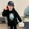 Camiseta básica para meninas, estilo primavera e outono, blusa infantil 100% algodão, nova camiseta de manga comprida 2026, roupa de outono para meninas com gola redonda