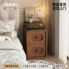 Mesita de noche ultradelgada para dormitorio del hogar, nuevo modelo 2026, estilo madera natural color crema, almacenamiento de mesita de noche pequeño y extremadamente estrecho