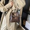 Bolso Pequeño Retro Versátil de Diseño de Nicho para Mujer, Nuevo Bolso Cruzado Tipo Cubo de Moda Otoño e Invierno 2025