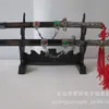 Lugar pintoresco vendiendo juguetes calientes para niños, productos pequeños al por mayor, regalos metálicos, manualidades de espadas pequeñas, pequeños adornos, regalo de recuerdo