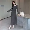 Vestido de Otoño/Invierno Nuevo de Cuello Ancho con Pliegues y Cuello Halter de Manga Larga Cintura Perezosa Ceñida Capa Interior Adelgazante Falda Midi Elegante