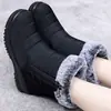 Sapatos de algodão engrossados, forrados com fleece e antiderrapantes para mulheres, novo estilo de inverno, botas de algodão impermeáveis, quentes, adequados para mulheres de meia-idade e idosas, botas de neve de sola plana para mulheres
