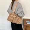 Bolsa de ombro simples e moderna em camurça de grande capacidade, bolsa da moda com estampa de bolinhas de luxo leve, nova bolsa de ombro de outono de 2026