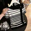 Top de punto a rayas blancas y negras con bloques de color, de manga corta, para mujer, nuevo estilo de verano 2026, estiliza y es versátil, camiseta elegante