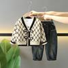 Conjunto de Ropa para Niños Primavera y Otoño 2026 Nuevo Elegante Moda para Bebés Suéter Conjunto de Tres Piezas Jeans Frescos y Elegantes para Niños Pequeños