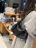 Fabricante de bolsas femininas de couro genuíno em Guangzhou, bolsa de ombro para o dia a dia em couro bovino de primeira camada, suporta personalização OEM, bolsas femininas em estoque para atacado