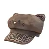Bonito sombrero octogonal con estampado de leopardo y orejas de gato para mujer, estilo japonés, boina cálida de gamuza para otoño e invierno, sombrero de panadero versátil.