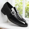 Zapatos de cuero para hombre estilo británico casual de negocios, punta fina, patrón de cocodrilo en relieve, sin cordones, para vestir formal, zapatos de novio para boda