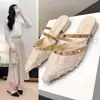 Pantuflas de medio pie Baotou para mujer, estilo de nicho y de alta gama, sandalias de vacaciones de verano 2026 con punta, tachuelas y tacón grueso