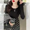 Camiseta básica blanca para mujer, nuevo estilo primavera y otoño 2025, corte ajustado, suéter negro suave y acogedor, top de punto de cuello redondo para usar en capas