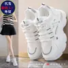 Sapatos Brancos Aumentadores de Altura Estilo Comércio Exterior para Mulheres 6cm Primavera/Verão 2026 Couro Macio Genuíno Casual Solado Grosso Esportivo Sapatos Pai Tendência