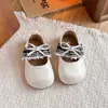Zapatos de Cuero de Color Sólido para Niños 2026 Otoño Nueva Llegada para Niñas con Adorno de Encaje Lindo Moño Suela Suave Zapatos Individuales para Niños Medianos y Grandes
