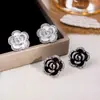 Brincos de Tarraxa Camélia com Gotejamento de Óleo Estilo Francês Vintage, Brincos Pequenos Elegantes e Chiques com Pedras de Diamante Estilo Chanel, Brincos Versáteis de Luxo Leve de Nicho