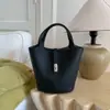 Bolsa Balde Cesta da Moda para Mulheres 2025 Outono Nova Bolsa de Ombro de Alto Valor Bolsa Transversal Niche de Cor Sólida Simples