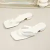 Sandalias planas de playa versátiles y elegantes, chanclas de flip-flop con pedrería y plumas de comercio exterior transfronterizo para mujer, nuevo modelo de verano 2026