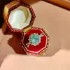 Anillo de Zirconia Corte Fuegos Artificiales Verde Menta Ultra Brillante de 2 Quilates Estilo Lujo Ligero Microincrustado con Diamantes Anillo de Bodas de Diamante Púrpura Loto para Mujer