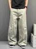 Pantalones cargo para hombre de moda en gris claro con paneles plisados, pierna ancha, corte recto, ajuste holgado, caída fluida, pantalones casuales y versátiles de pierna curva