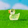 Miniaturas adoráveis de patinhos amarelos brilhantes, perfeitas para criar paisagens em miniatura, decorações de resina e acessórios