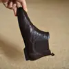 Botas Chelsea Planas com Bico Redondo Estilo Britânico Esculpido Femininas 2026 Novo Estilo Moda Tornozelo Botas Curtas Macias