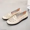 Sapatos femininos de verão com recortes, solas de tendão de boi, sapatos com furos, confortáveis, respiráveis, para mulheres de meia-idade e idosos, sapatos de couro macio, 40 a 50 anos