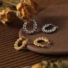 Europa y Estados Unidos transfronterizos ins de alto nivel temperamento todo partido aretes de torsión retorcidos moda femenina personalidad aretes de acero de titanio chapados en oro