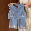 Conjunto de Ropa de Primavera para Niñas 2026 Nuevo Elegante Chaleco de Mezclilla y Pantalones Camisa de Muñeca Bordada Infantil Conjunto de Tres Piezas