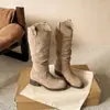 Botas Femininas Longas com Aumento de Altura de 8cm 2026 Outono/Inverno Novo Estilo, Extremamente Atraentes Acima do Joelho Suede Melard V-Cut Botas de Salto