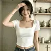 Foto oficial, preço real, algodão com bojos, T-shirt de manga curta sem costas em renda para mulheres, estilo designer, caimento justo, top que valoriza a silhueta