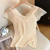 Top de camiseta de punto con retazos de encaje color albaricoque, cuello en V, manga corta para mujer, nuevo estilo de verano, top interior elegante y ajustado.