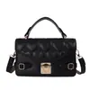 Bolso de lujo estilo coreano con diseño de corazón en relieve, disponible en múltiples colores, con una forma cuadrada simple y retro, y se puede llevar como bolso de hombro o bolso cruzado