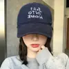 Gorra de Béisbol Azul Marino para Mujer de Borde Ancho Estilo Coreano con Bordado de Letras para Caras Grandes, Mismo Estilo que Lu Yuxiao